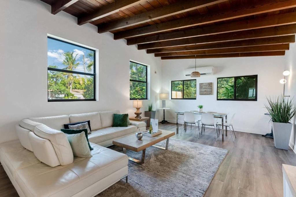 Posezení v ubytování Hidden Bungalow- Peaceful retreat BBQ and hot tub