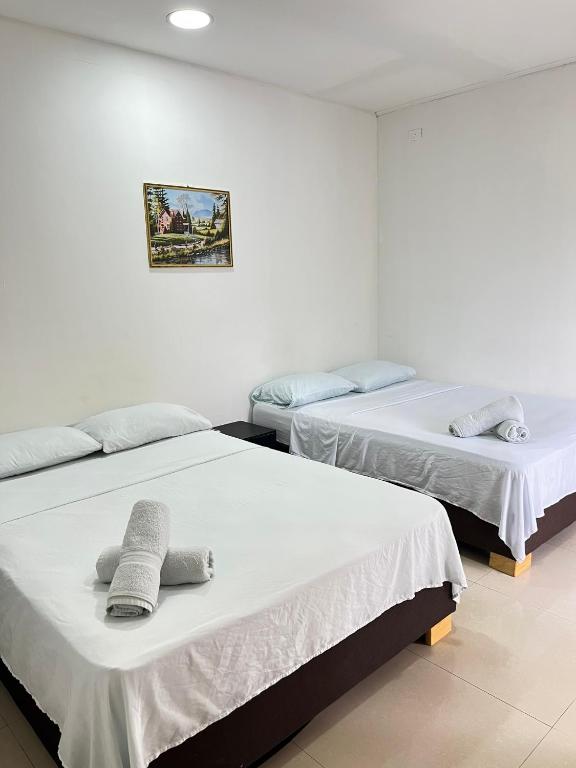 Habitación con 2 camas y toallas. en Tropical Dreams, en San Andrés