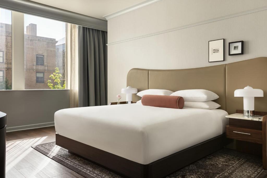 Postel nebo postele na pokoji v ubytování Kimpton Hotel Monaco Seattle by IHG