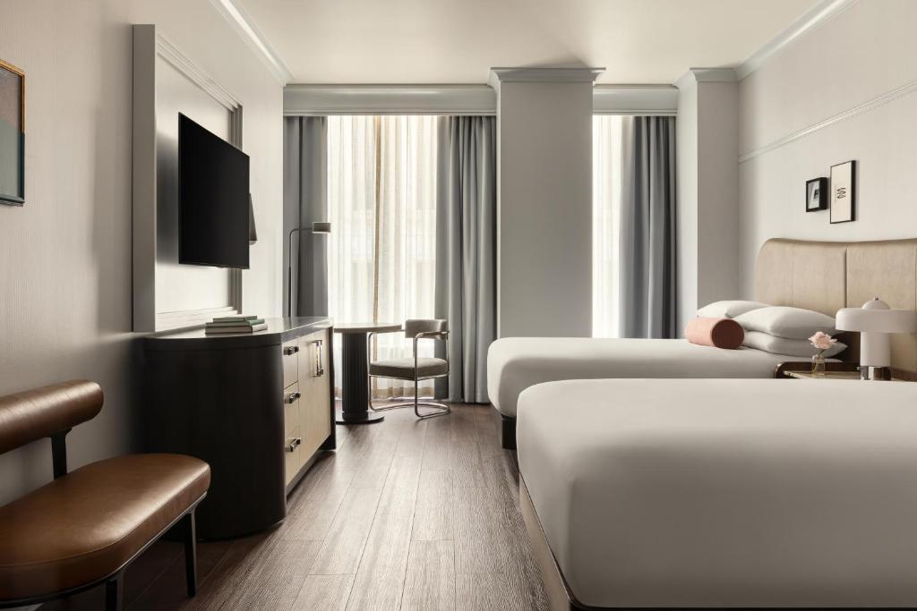 Postel nebo postele na pokoji v ubytování Kimpton Hotel Monaco Seattle by IHG
