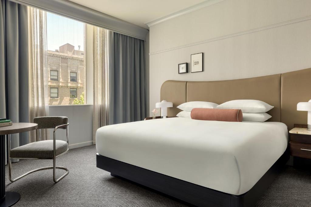 Postel nebo postele na pokoji v ubytování Kimpton Hotel Monaco Seattle by IHG