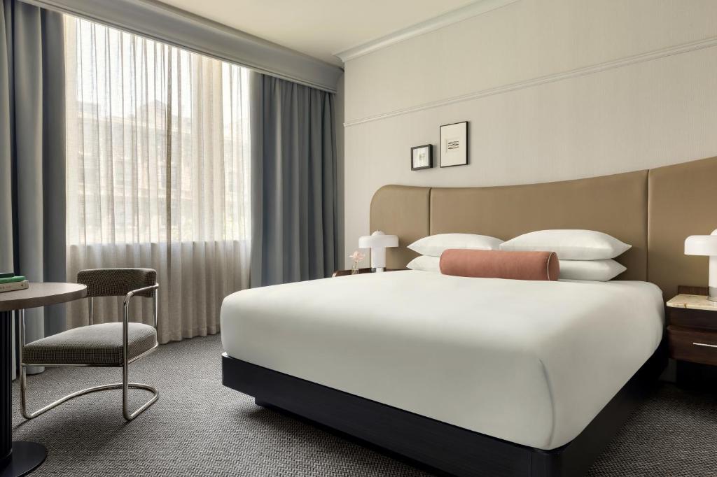 Postel nebo postele na pokoji v ubytování Kimpton Hotel Monaco Seattle by IHG