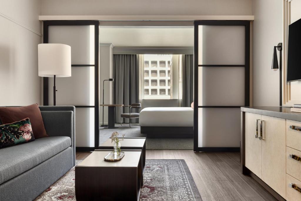 TV a/nebo společenská místnost v ubytování Kimpton Hotel Monaco Seattle by IHG