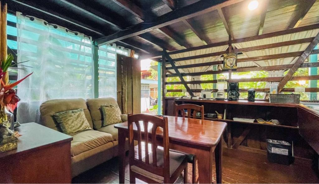 Χώρος καθιστικού στο Rustic wooden little house close to the beach