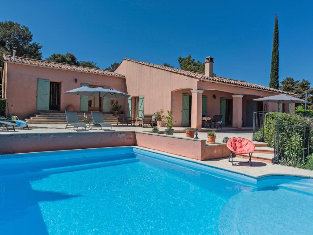 une villa avec piscine devant une maison dans l'établissement La Bergeronnette, à Tourtour