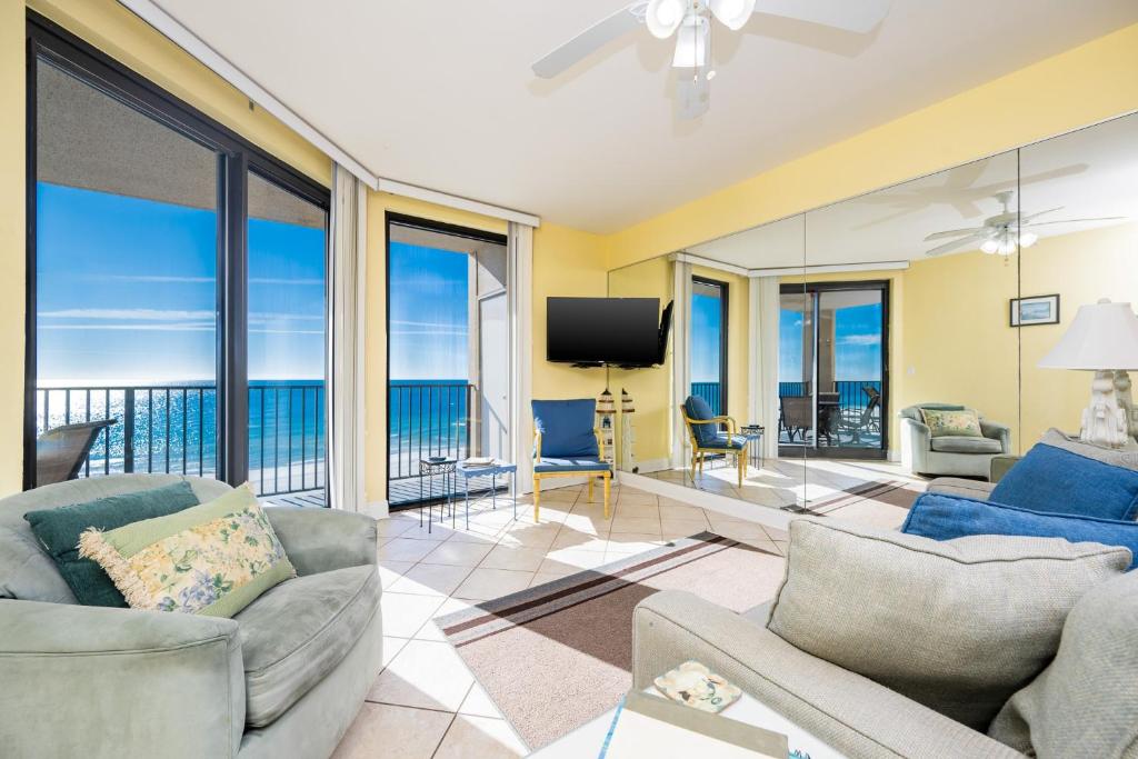 Khu vực ghế ngồi tại Phoenix X 616 condo