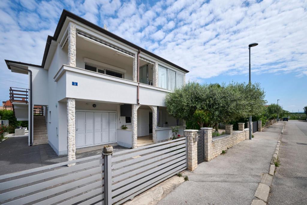 Apartments with swimming pool Umag - 24680