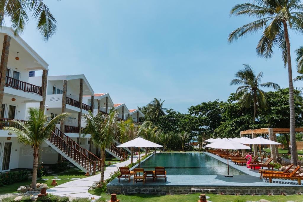 Ấp Long SơnCharm Hon Rom Villas Resort的度假村泳池景观