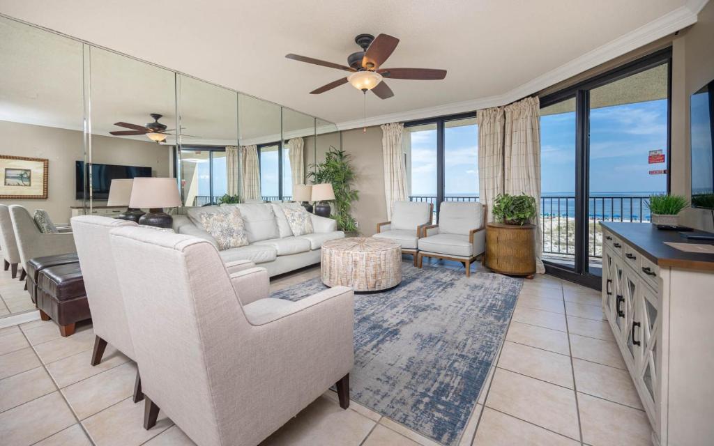un salon avec un canapé et une table dans l'établissement Phoenix X 303 condo, à Orange Beach
