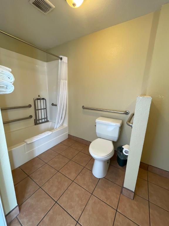 Howard Johnson by Wyndham Ridgecrest, CA photo