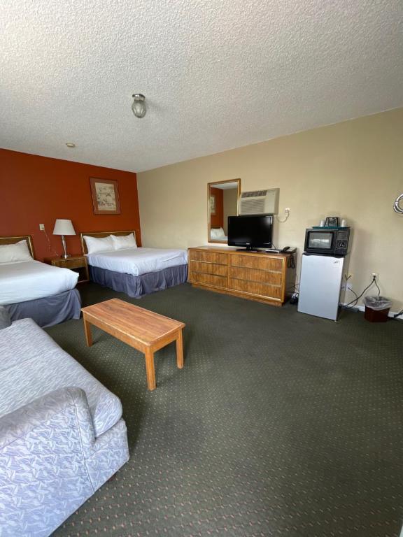 Howard Johnson by Wyndham Ridgecrest, CA photo
