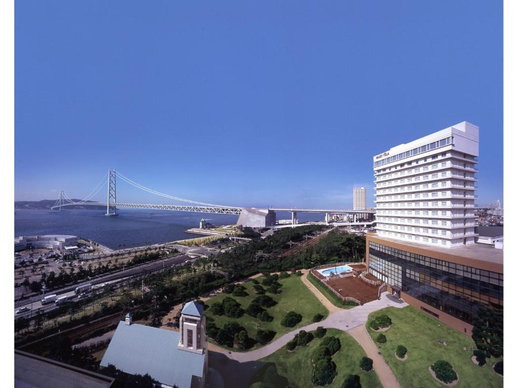 vista su un edificio alto con un ponte sullo sfondo di Seaside Hotel Maiko Villa Kobe a Kobe