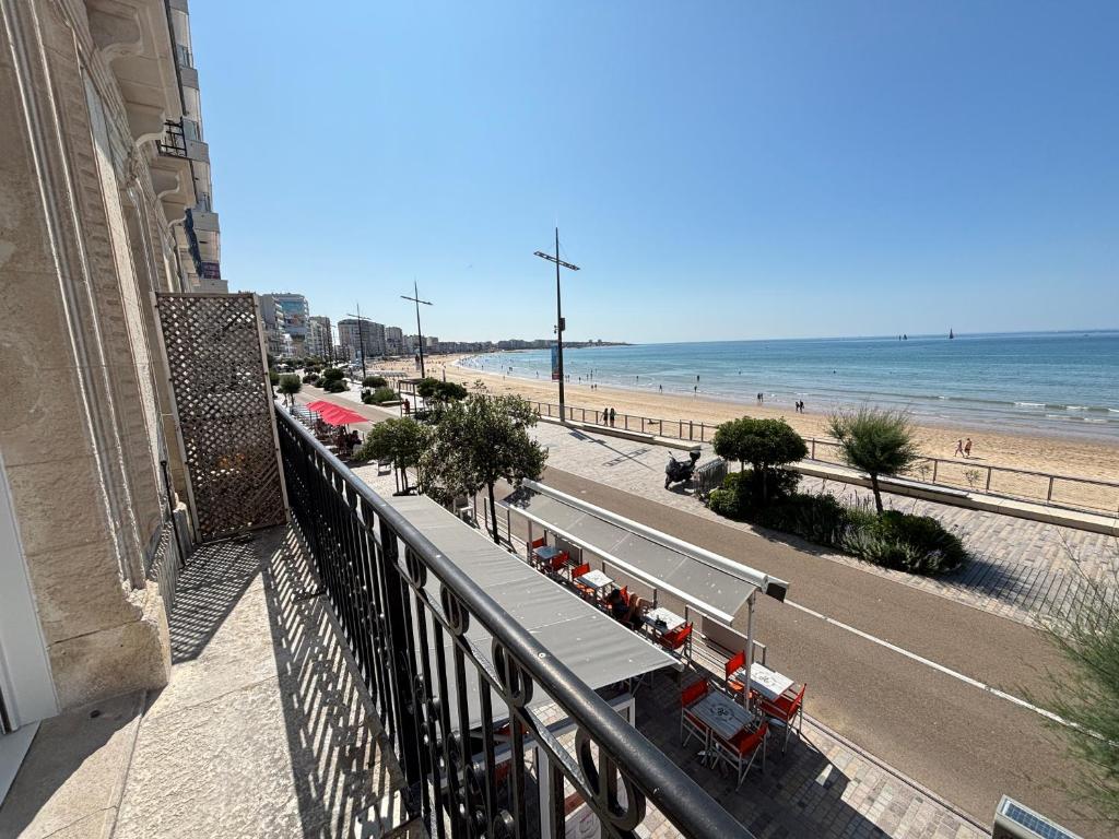 d'un balcon offrant une vue sur la plage. dans l'établissement Charmant appart centre-ville avec vue mer - FR-1-197-196, à Les Sables-dʼOlonne