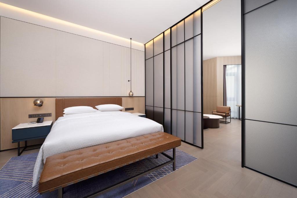 Postel nebo postele na pokoji v ubytování Four Points by Sheraton Suzhou Gusu