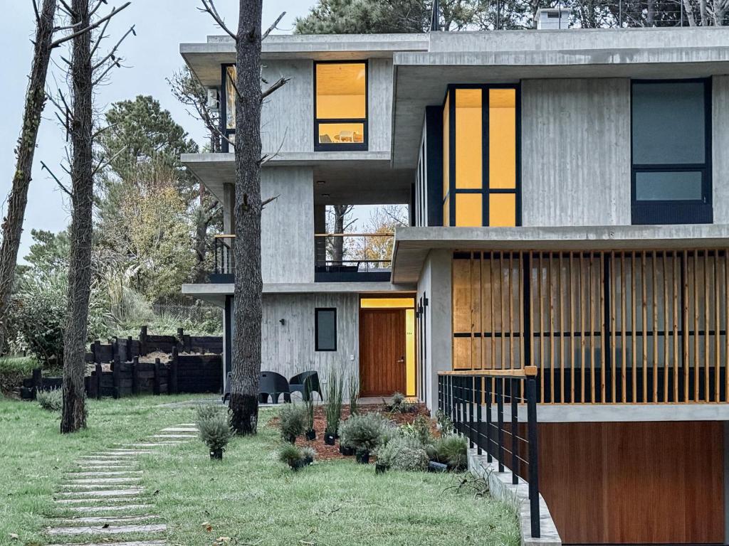 een huis met gele en oranje ramen en een hek bij Il Buco in Carilo