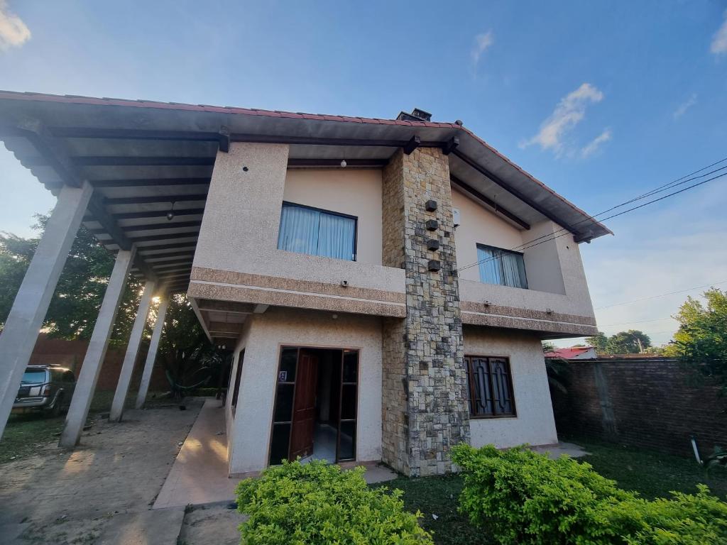 ein Haus mit einem Walmdach in der Unterkunft Habitación para teletrabajo in Santa Cruz de la Sierra