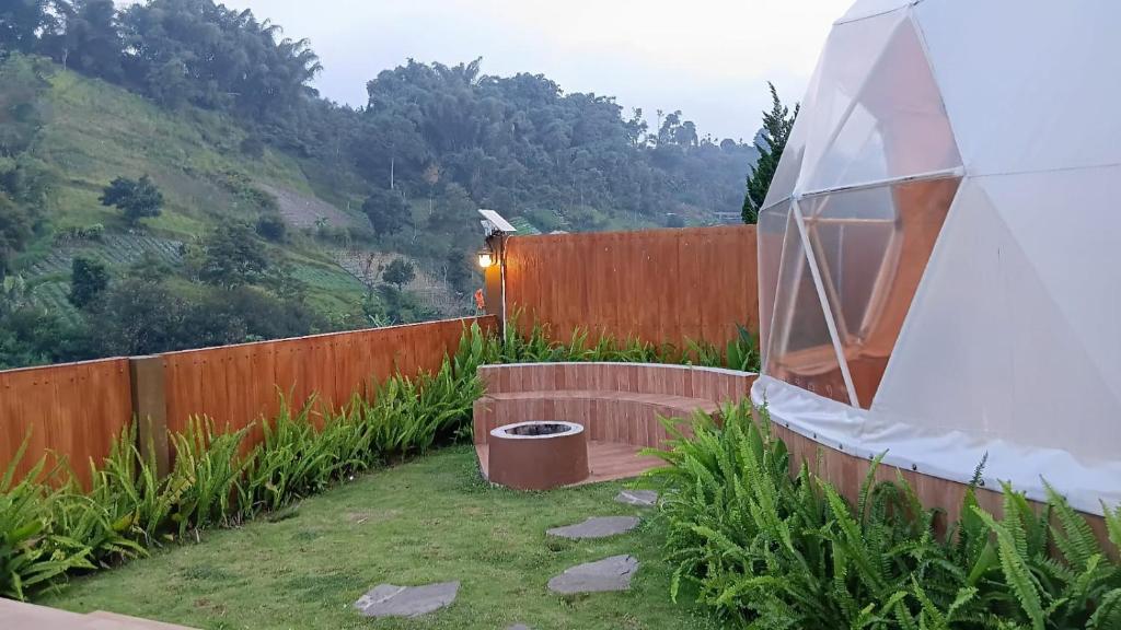 Zahrada ubytování Mahkota Sangkuriang Bandung