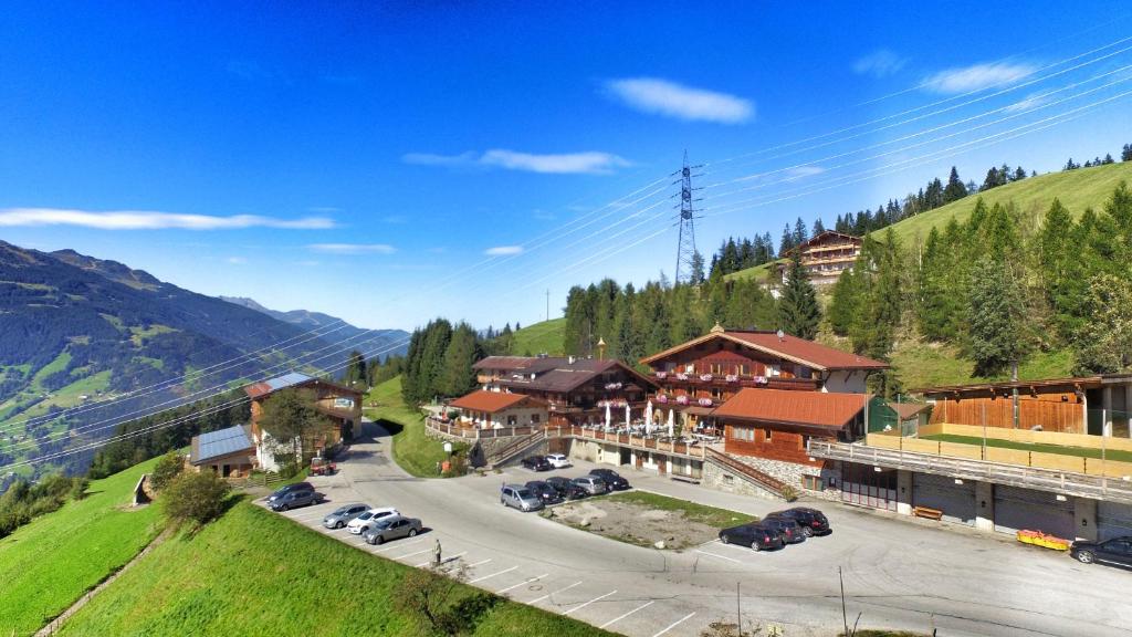 miasto w górach z samochodami zaparkowanymi na parkingu w obiekcie Alpengasthof Enzianhof w mieście Zell am Ziller