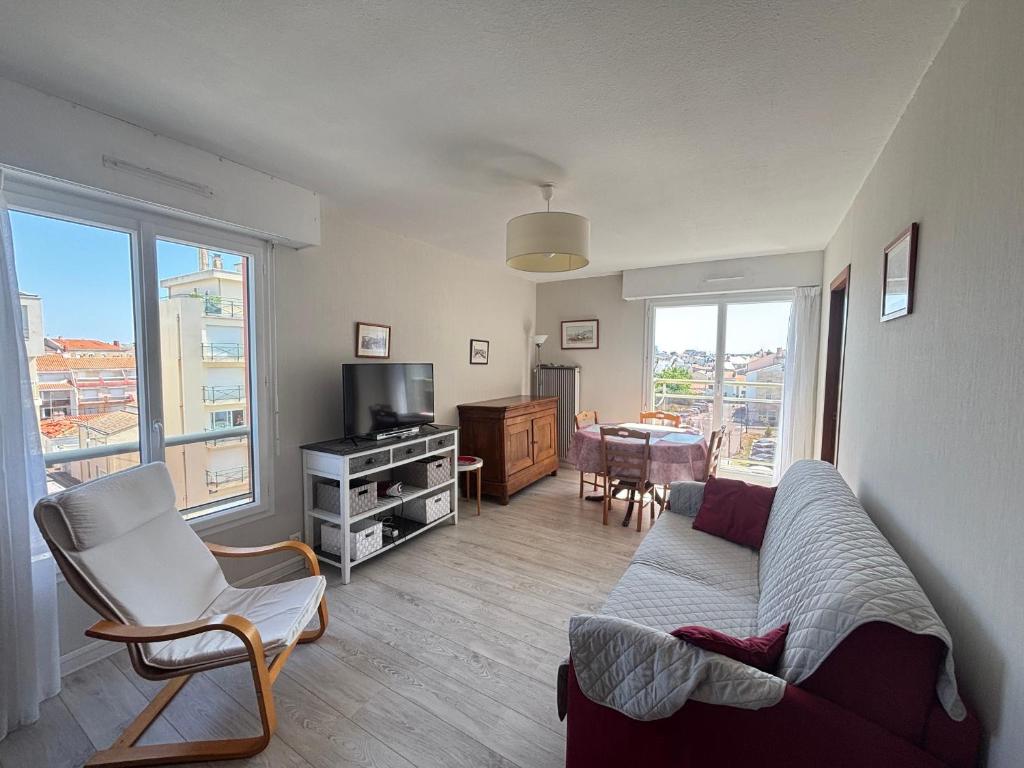 un salon avec un canapé et une télévision dans l'établissement Appartement 2 pièces accès direct plage, parking privé - FR-1-197-604, à Les Sables-dʼOlonne
