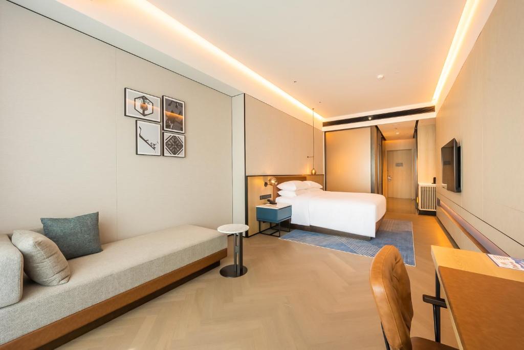 Postel nebo postele na pokoji v ubytování Four Points by Sheraton Suzhou Gusu