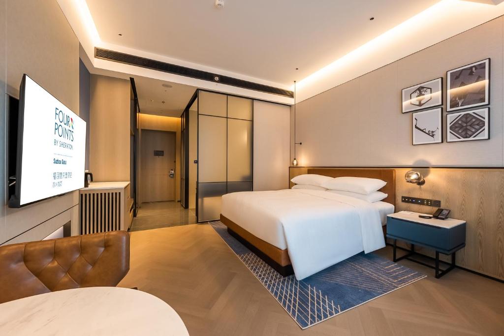 Postel nebo postele na pokoji v ubytování Four Points by Sheraton Suzhou Gusu