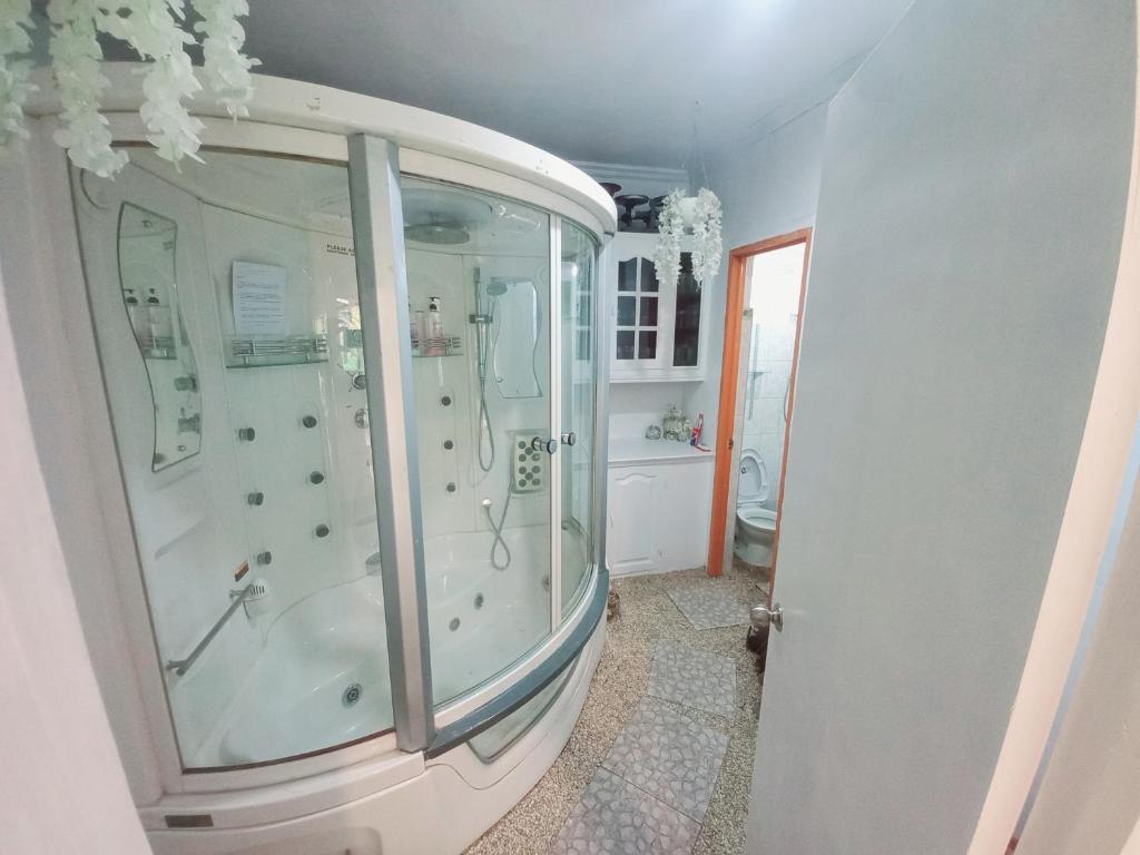 Bilik mandi di Spanish Casita Superior Suites Tagaytay