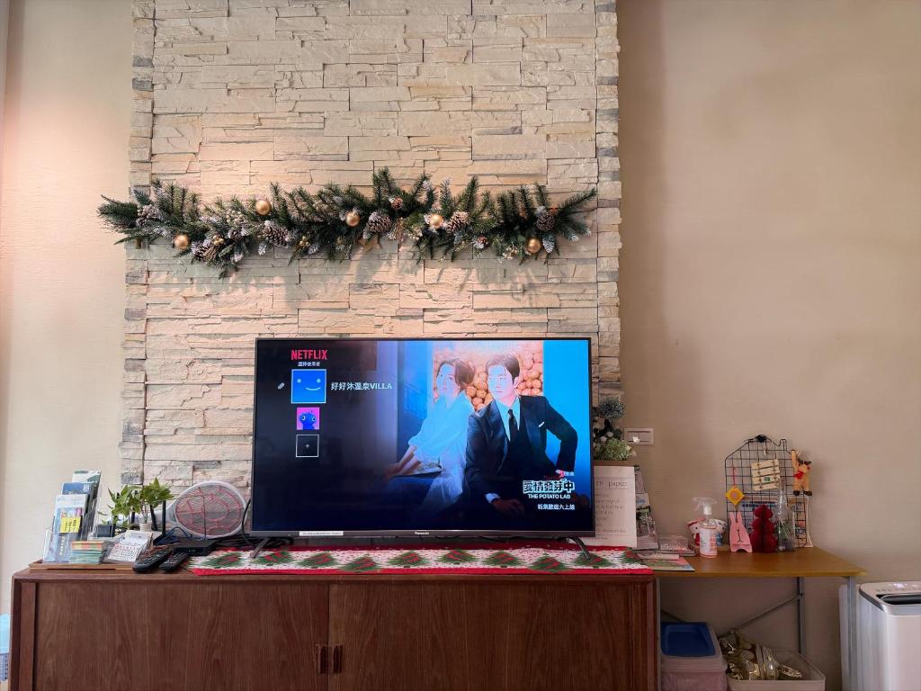 TV a/nebo společenská místnost v ubytování 礁溪好好沐溫泉MoonVilla具電動車充電樁