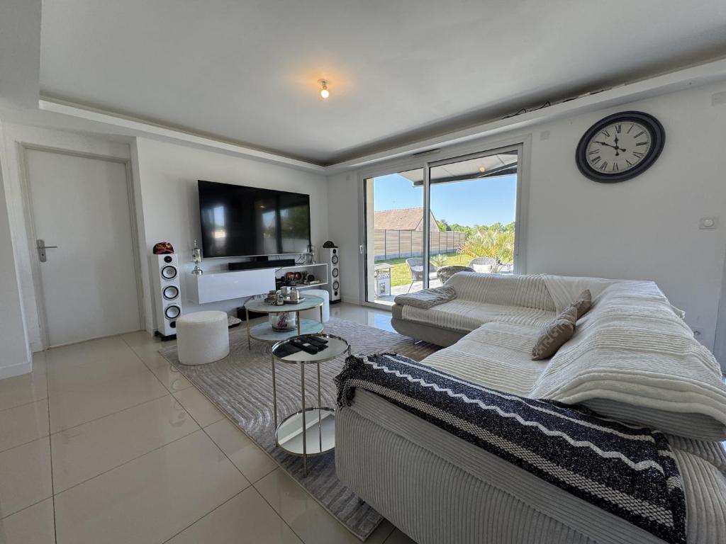 Photo de la galerie de l'établissement Stylish Villa with Pool Near Le Mans, à Changé