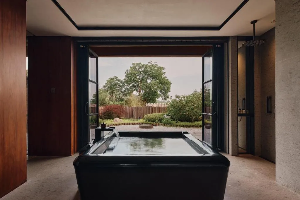 Lan Cui-Courtyard View Suite with Balcony
