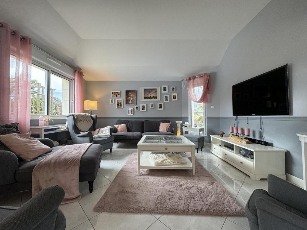 Photo de la galerie de l'établissement Elegant Villa with Pool Near Le Mans Circuit, à Saint-Gervais en-Belin