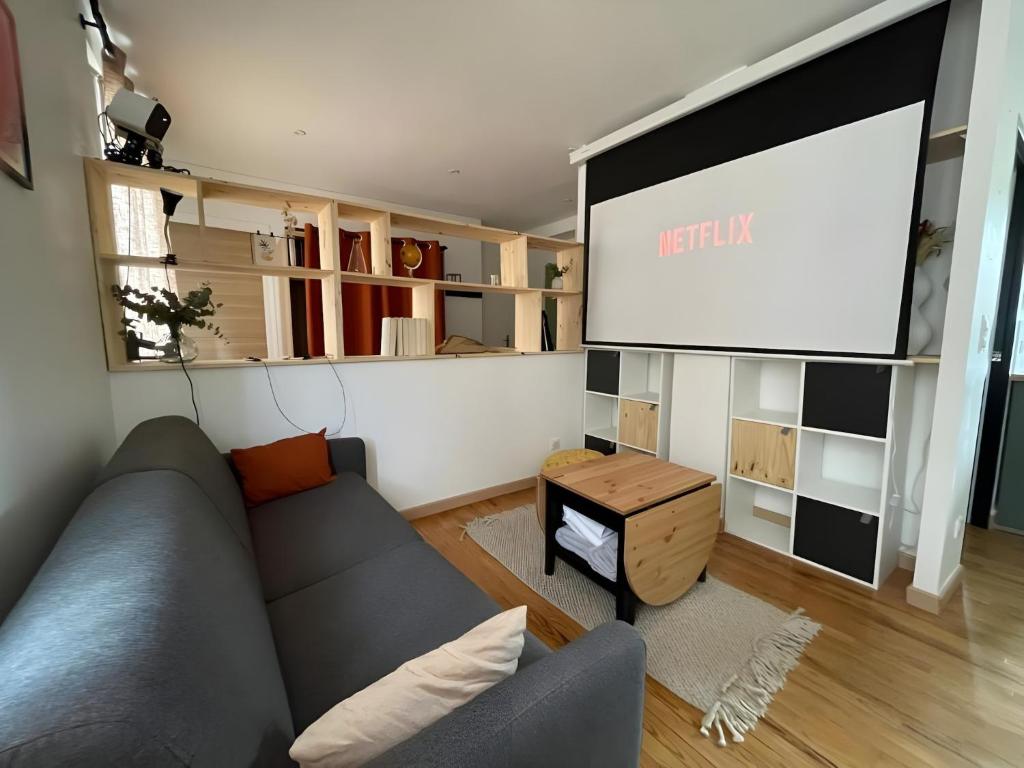 - un salon avec un canapé et un grand écran dans l'établissement Apartment in Le Mans near 24 Hours Circuit, au Mans