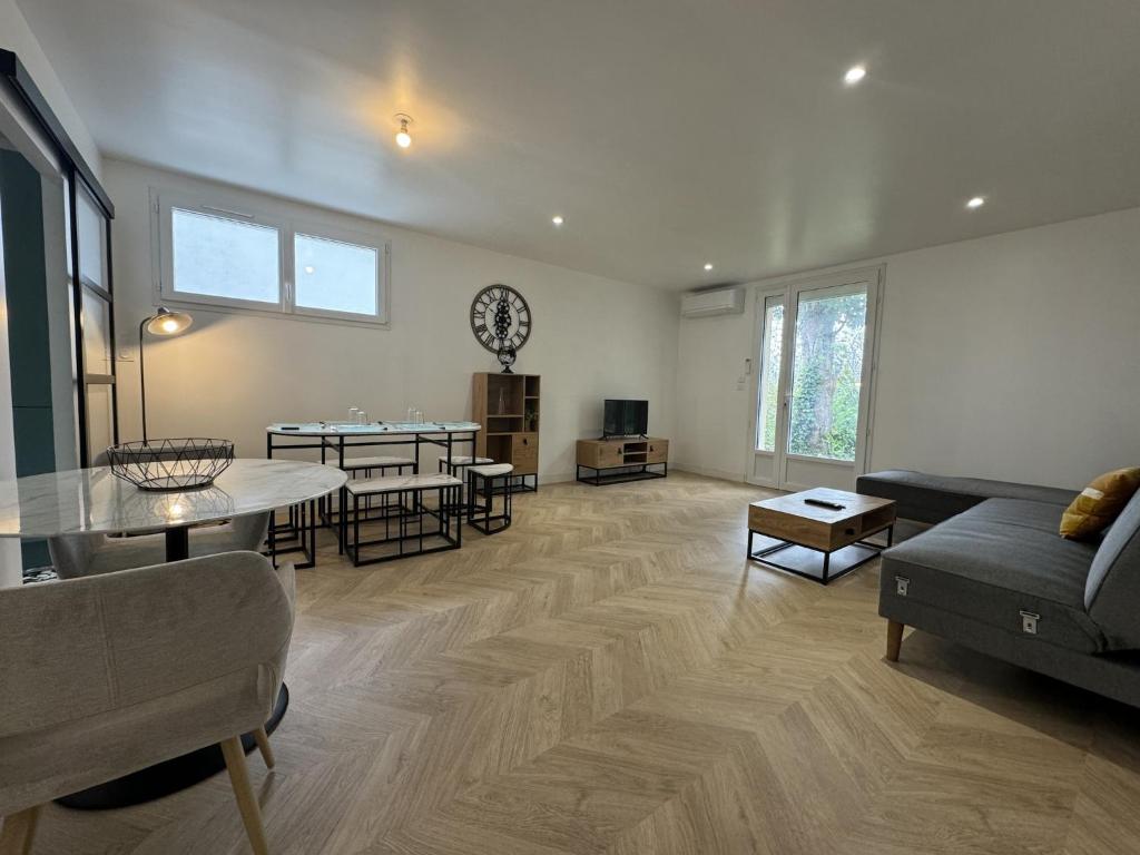 un salon avec un canapé et une table dans l'établissement House in Le Mans with Private Garden, au Mans