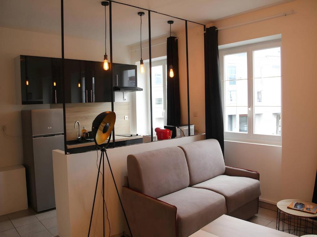 un salon avec un canapé et une cuisine dans l'établissement Apartment in Le Mans near Paris by TGV, au Mans