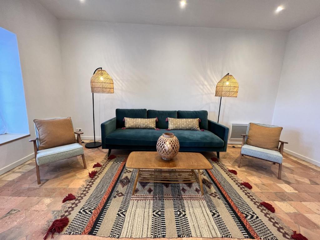 - un salon avec un canapé vert et 2 chaises dans l'établissement House in Ballon near Le Mans Circuit, à Ballon