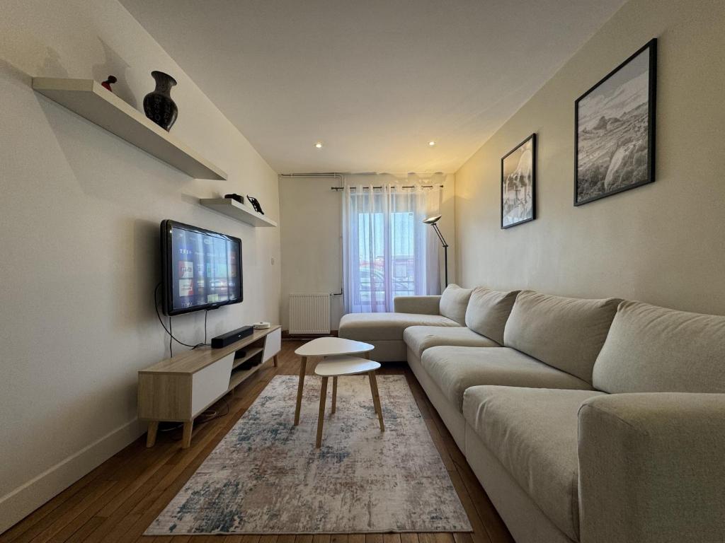 un salon avec un canapé et une télévision dans l'établissement Home in Le Mans near 24 Hours Circuit, au Mans