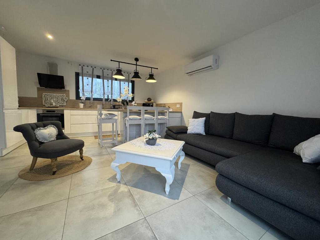 Photo de la galerie de l'établissement Modern Comfort & Style near Circuit, à Ruaudin