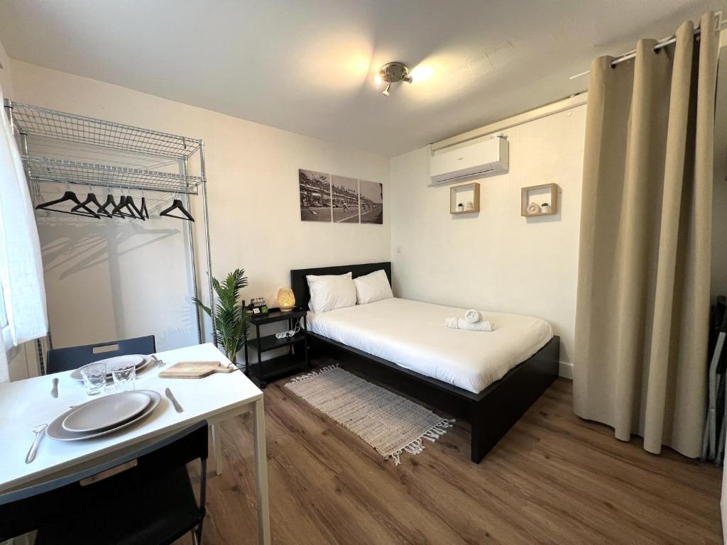 Photo de la galerie de l'établissement Chic Home Stay with Kitchenette, au Mans