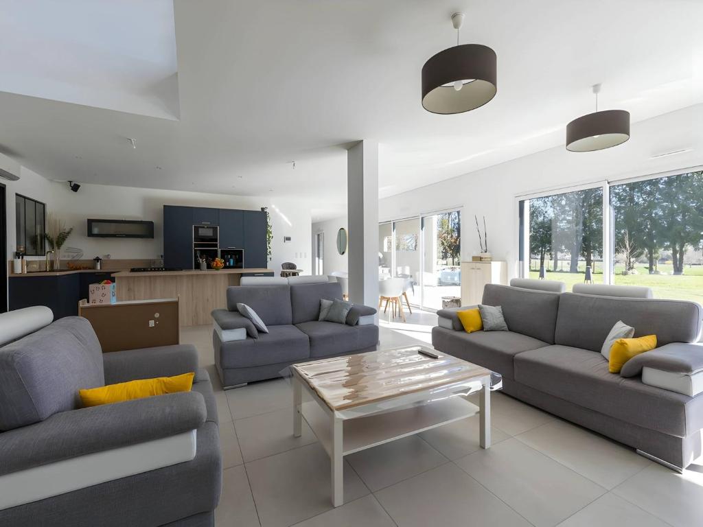 Photo de la galerie de l'établissement Modern Villa for 10 with Private Pool, à Yvré-lʼÉvêque