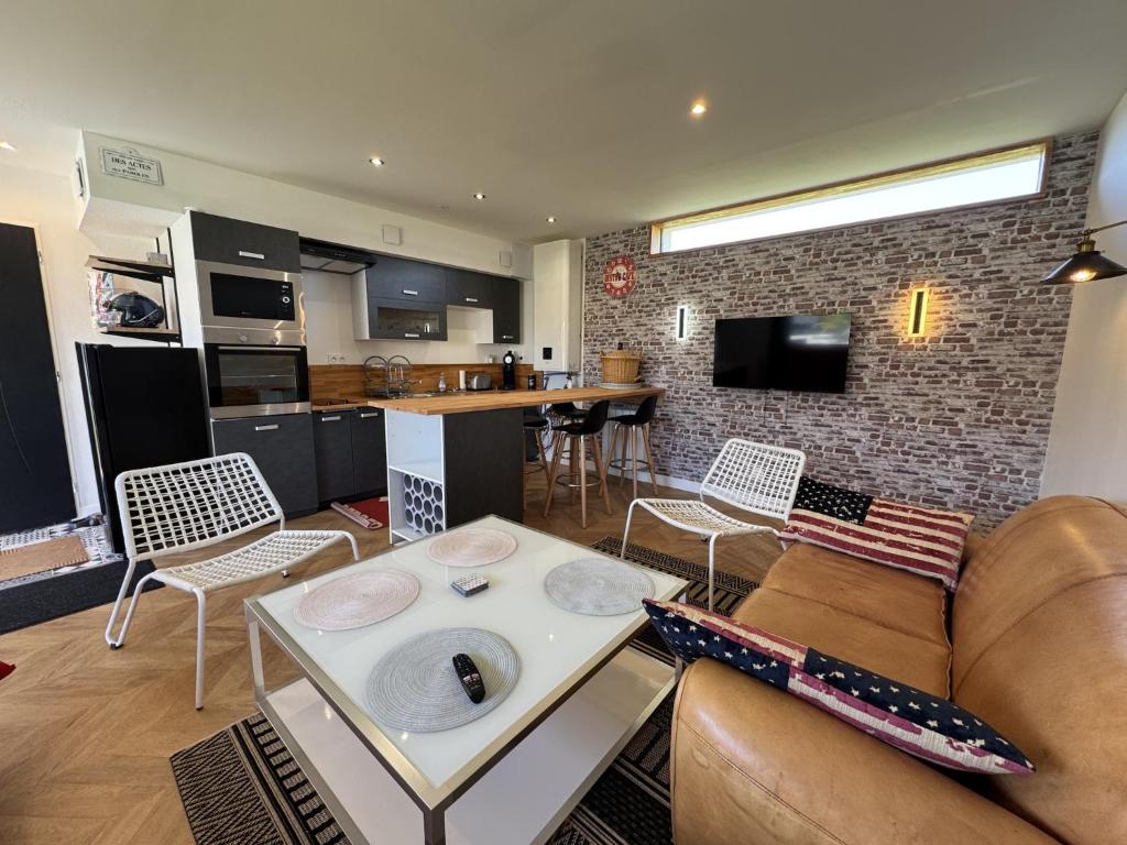 Photo de la galerie de l'établissement House in Changé with Private Heated Pool, à Changé