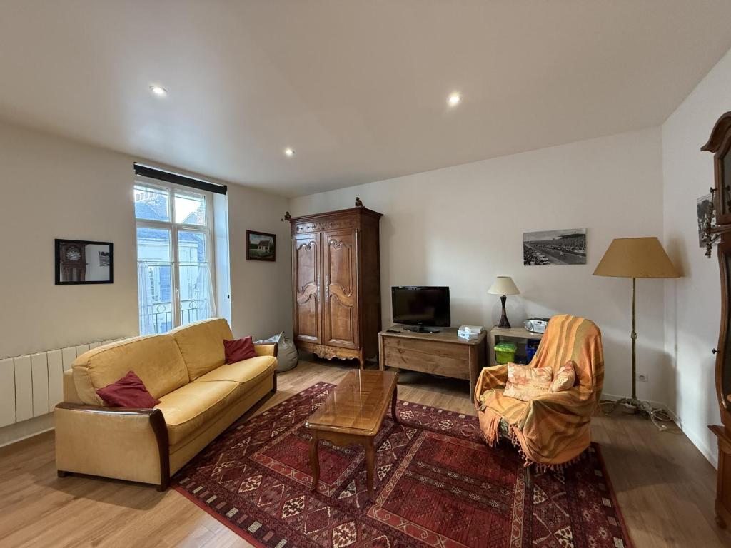 un salon avec un canapé et une table dans l'établissement Apartment in Le Mans with Private Garage, au Mans