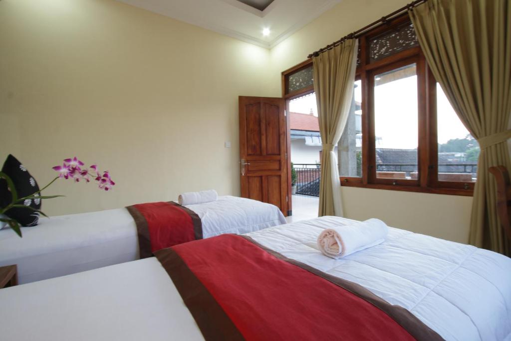 Łóżko lub łóżka w pokoju w obiekcie Taman Ayu Ubud
