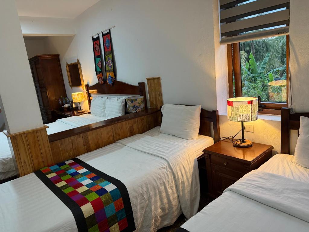 Giường trong phòng chung tại Maison Vu Tri Vien