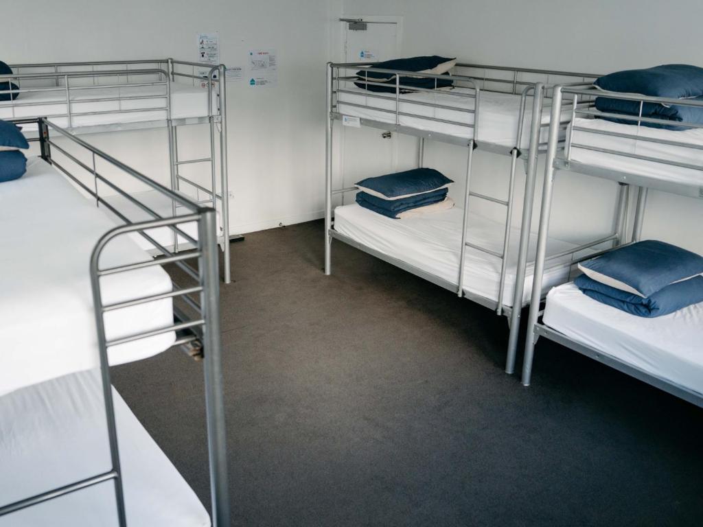 Letto o letti in una camera di Attic Backpackers