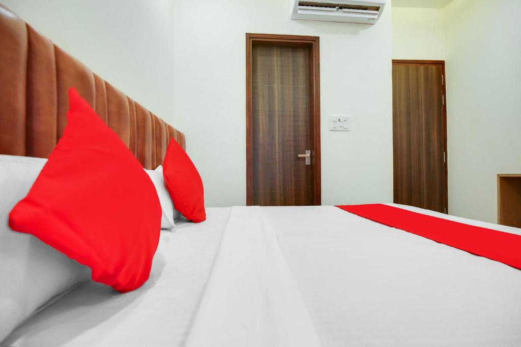Postel nebo postele na pokoji v ubytování Hotel O Dhruva Residency