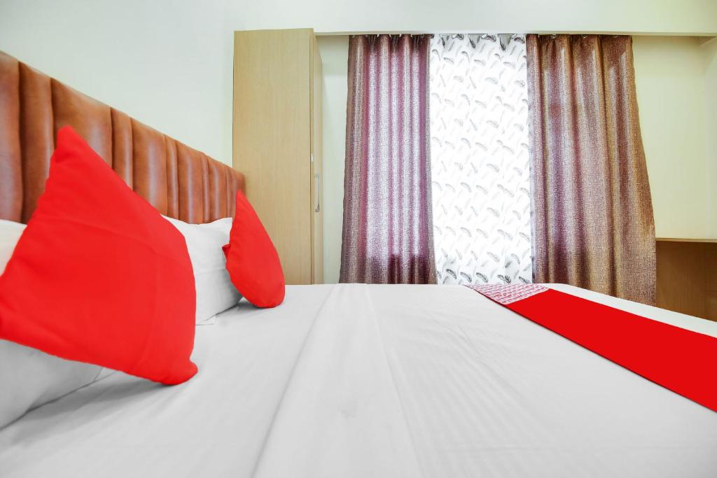 Postel nebo postele na pokoji v ubytování Hotel O Dhruva Residency
