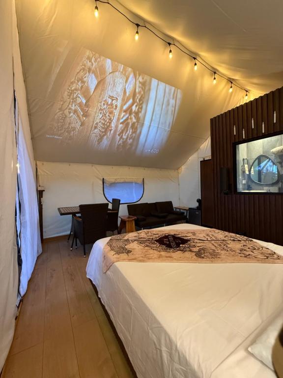 Postel nebo postele na pokoji v ubytování Safari Glamping By Ohana Green Home