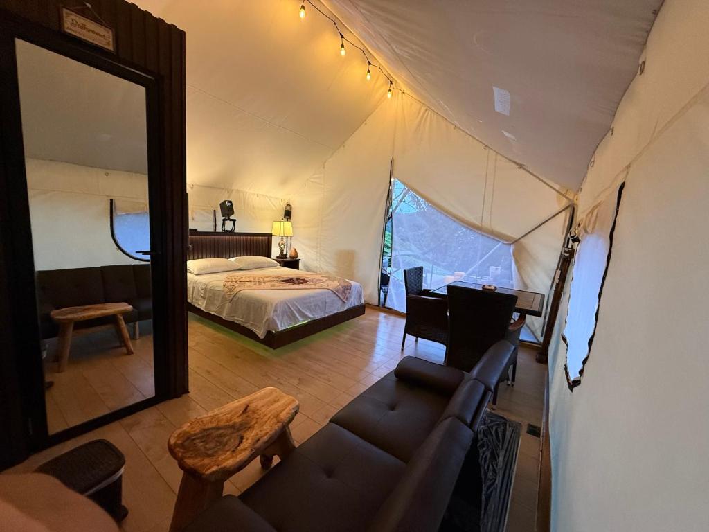 Postel nebo postele na pokoji v ubytování Safari Glamping By Ohana Green Home