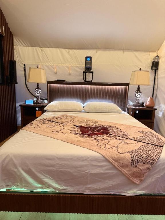 Postel nebo postele na pokoji v ubytování Safari Glamping By Ohana Green Home