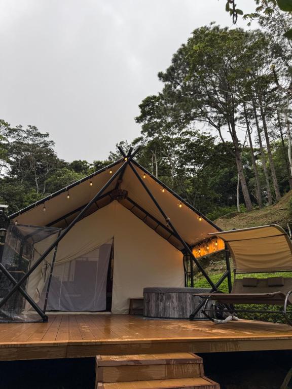 Budova, kde se the luxury tent nachází