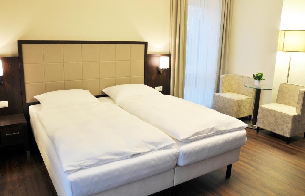 Postel nebo postele na pokoji v ubytování Hotel Drei Linden